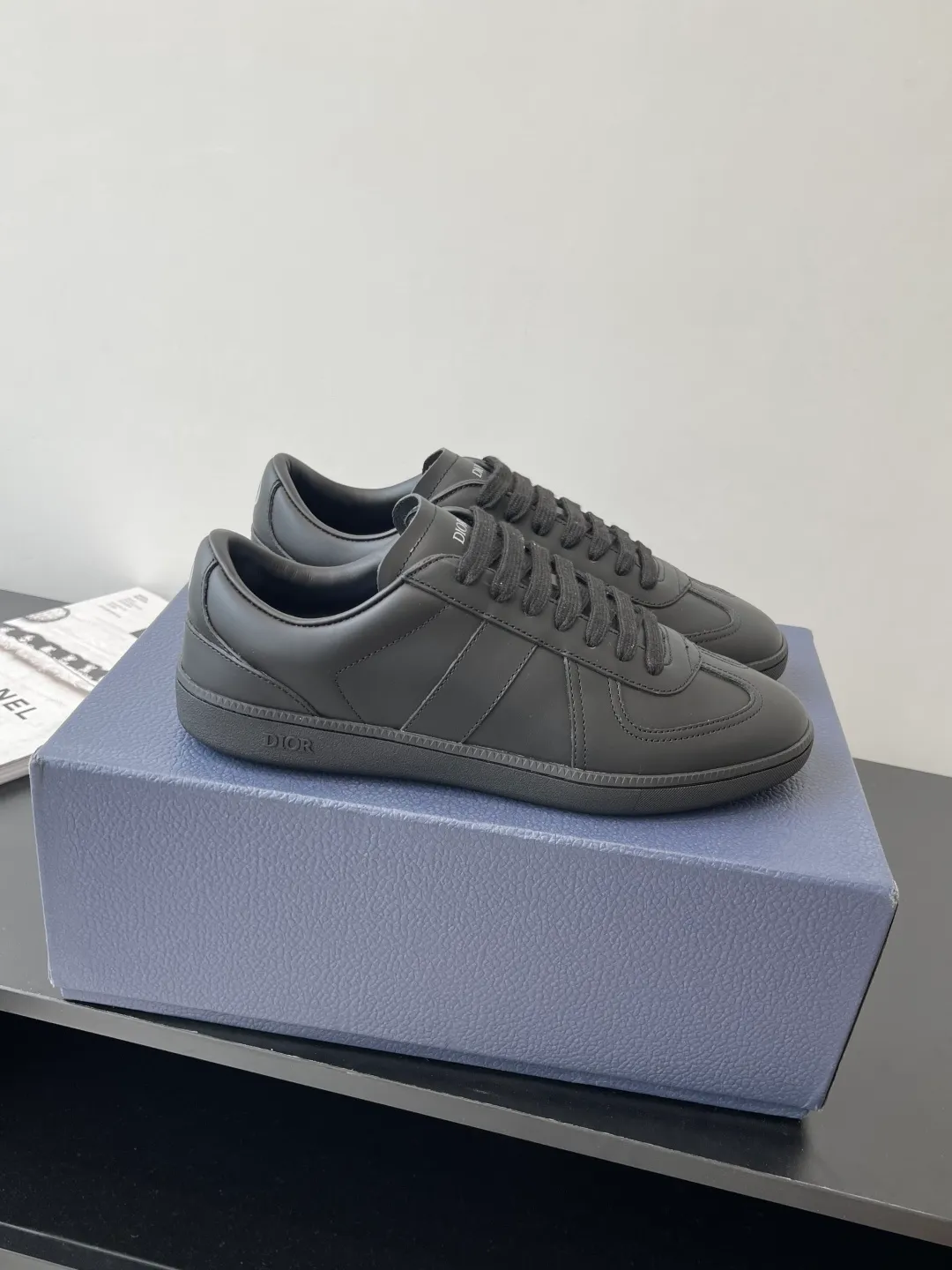Factory price: 420💰The top version of Dior 25ss new product B01 moral training shoes. The toe size design of the couple's style is a bit wider. The upper foot comfort is perfect. The thread is beautiful. Perfectly suitable for trousers. Decorated with various classic details. It is the ideal choice for daily styling. It can be matched with various casual items to create exquisite shapes. Fabric first layer cowhide/lining sheepskin T men's shoes💰U original outsole Code number: 38-44, customized 45